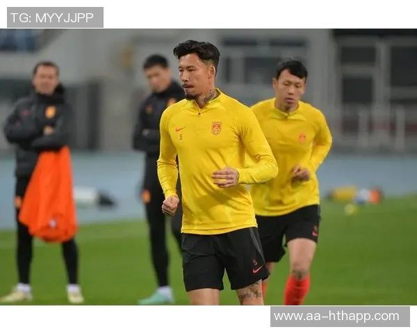 张琳芃与林加德场上冲突激烈主裁判果断出示黄牌警告两人